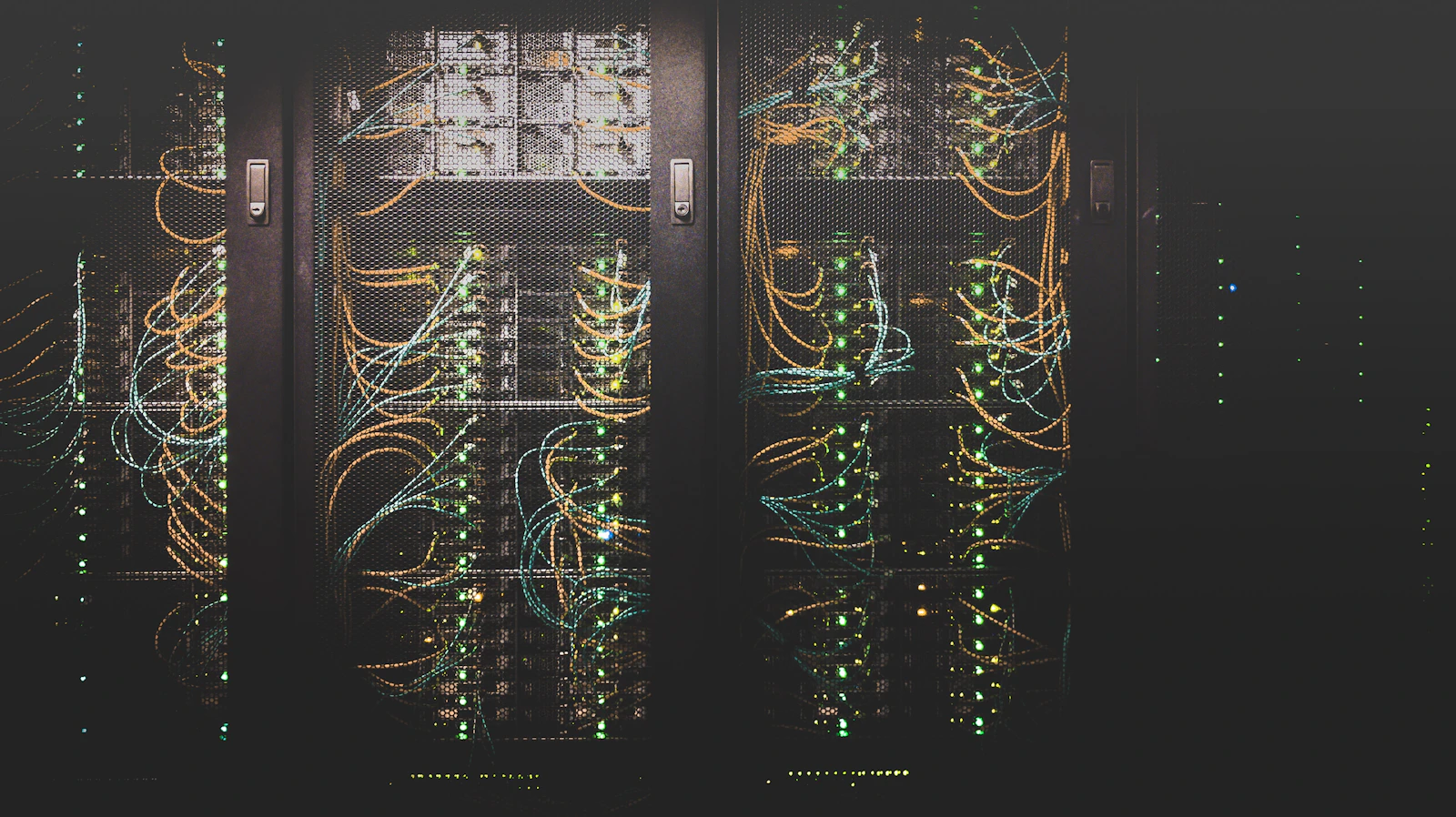 Corredor de um centro de dados com racks de servidores iluminados